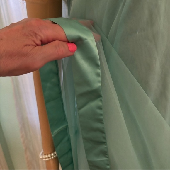 VINTAGE GOSSARD ARTIMIS ELEGANT FLOOR LENGTH NIGHT GOWN WORN FOR MODELING SHOOT - Picture 3 of 7